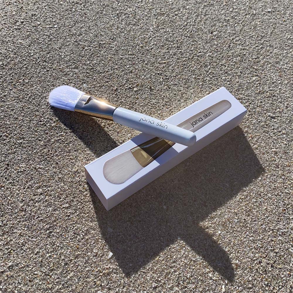 Jana Skin vegan bristle mask applicator brush glowing at the beach! The soft bristles and stunning white and gold style will look amazing as you perfectly apply your Seaweed & Algae Mask!